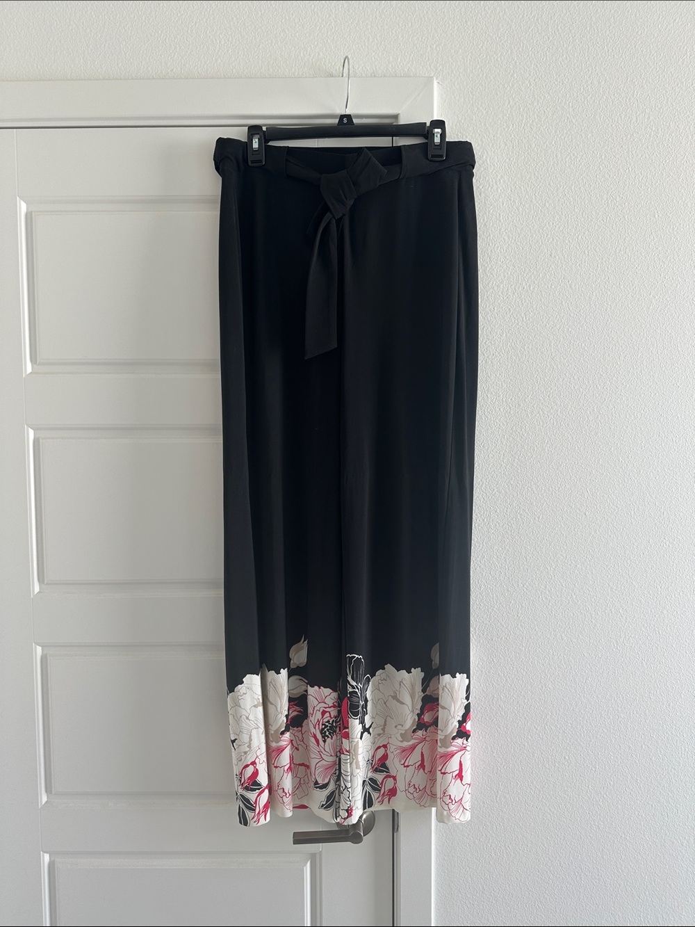 White House Black Market Black Wide-Leg Pants with Pink/White Floral Hem Small